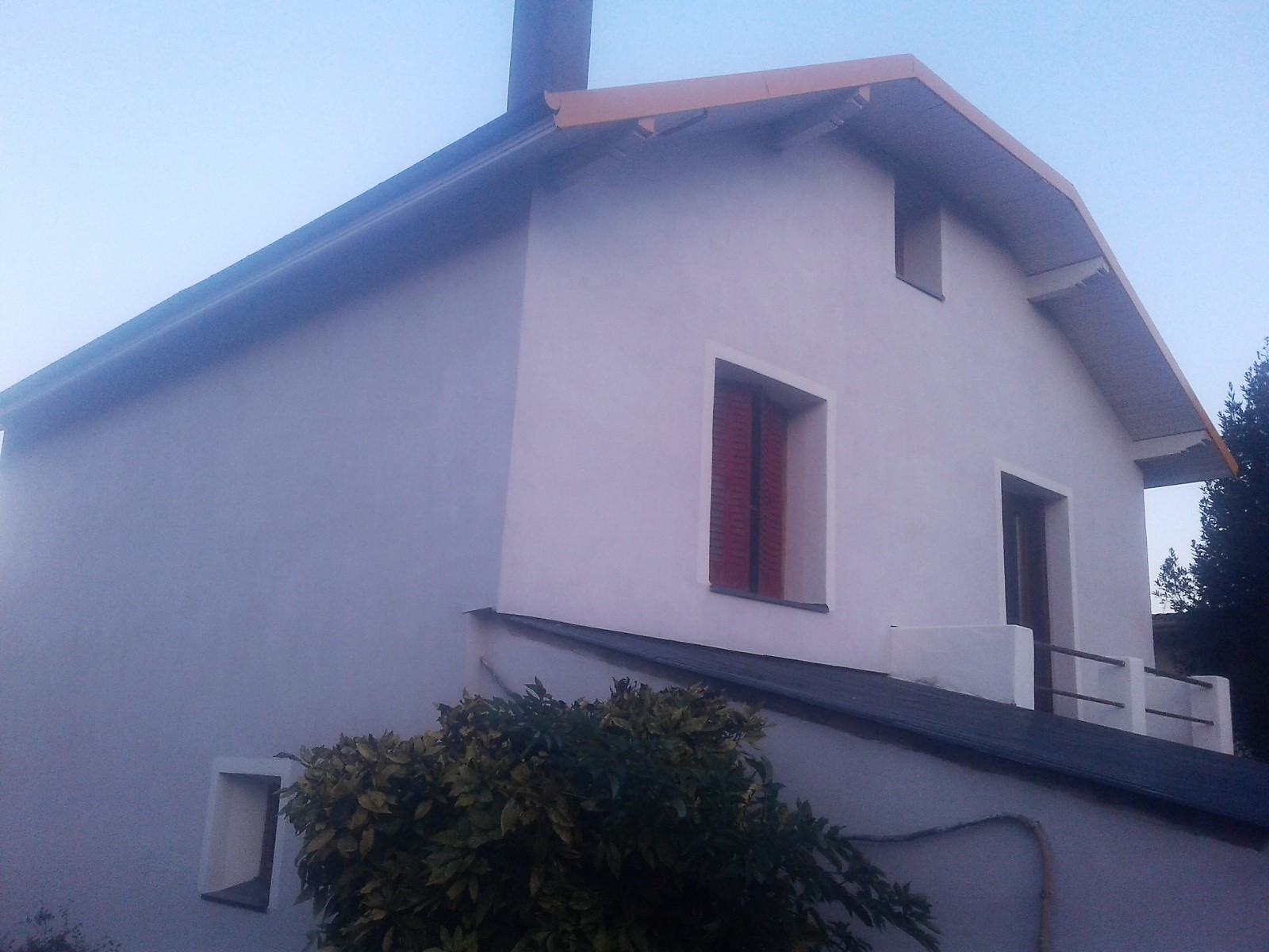 après Isolation par l'extérieur en laine de bois , rénovation thermique performante en laine de bois et enduits minéraux à la chaux Grenoble Saint Jean de Maurienne Saint Pierre d' Albigny Tarentaise Maurienne Savoie Isère
